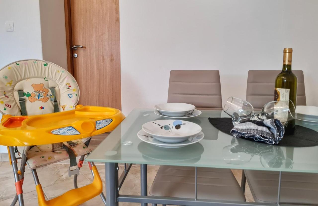 Apartman Goga With Pool And Jacuzzi ลาบิน ภายนอก รูปภาพ