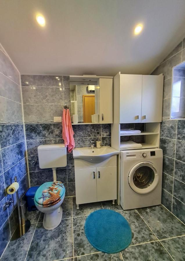 Apartman Goga With Pool And Jacuzzi ลาบิน ภายนอก รูปภาพ